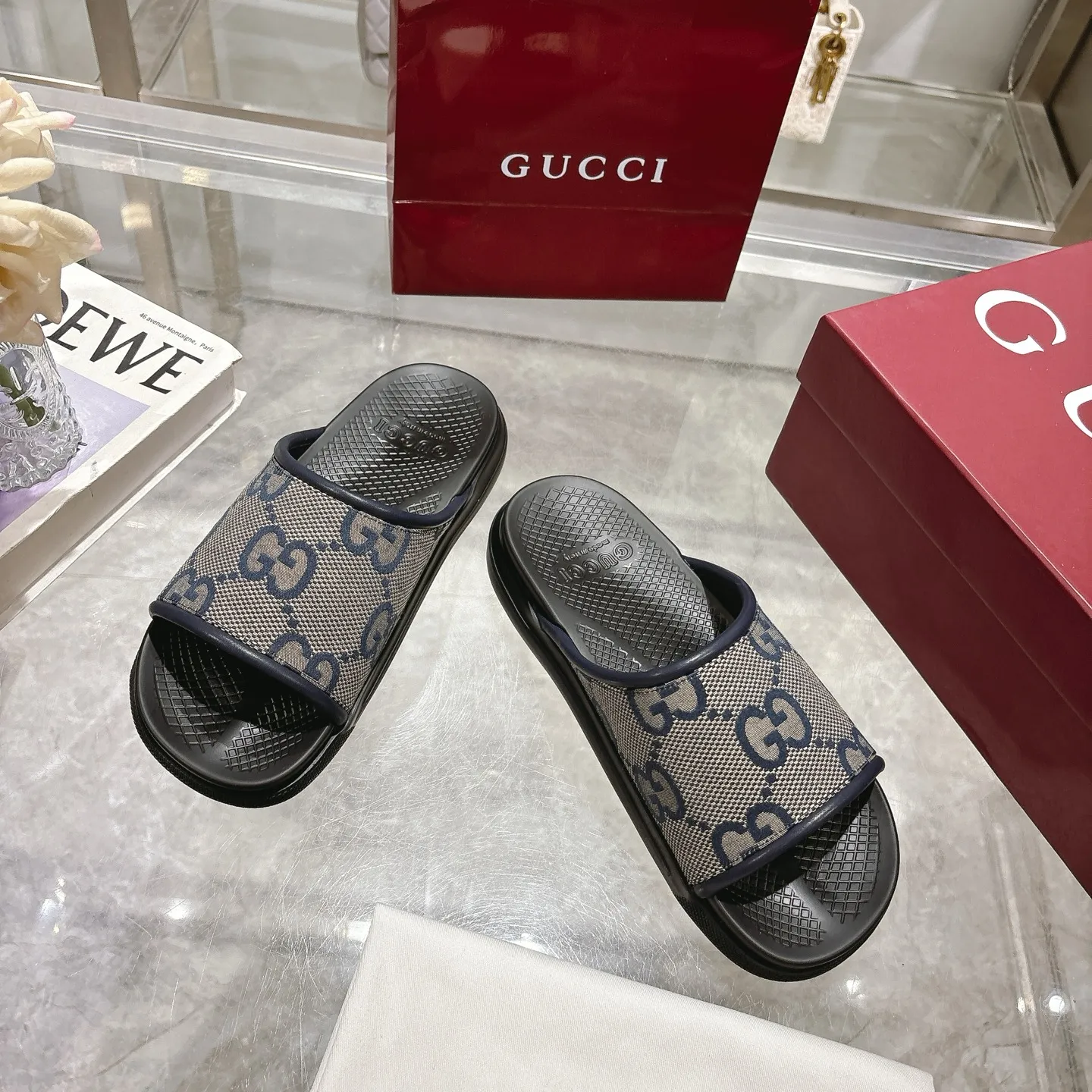 p400🐮🐮New summer men's slip-on slippers. Inspired by the summer spirit and beach clubs of the Italian coast, this piece is part of Gucci Lido. The Pre-Fall collection reinterprets the brand's signature elements and sophisticated patterns in a contemporary way. Made from black rubber, these flat sandals feature a slip-on design that reinterprets the brand's distinctive green and red web design. GG Classic Upper Men's Molded Rubber Footbed Gucci Logo Flat Made in Italy Size: Men's 40 to 47,